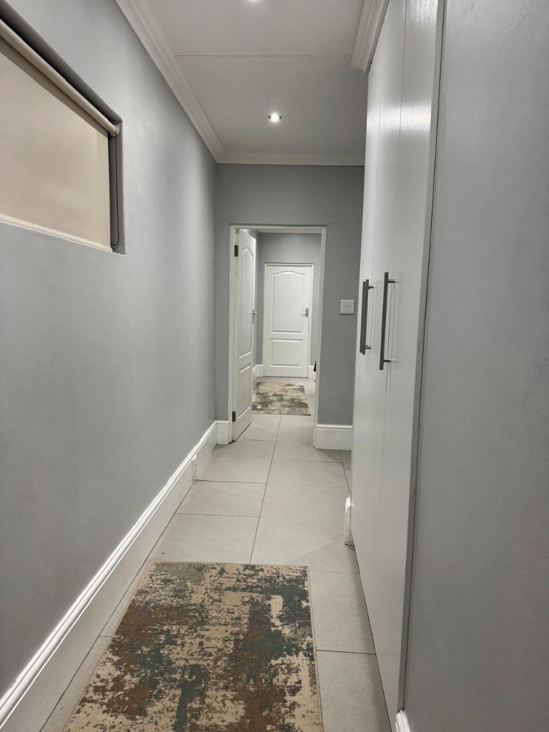 Bright & Spacious Family Home - Image 30